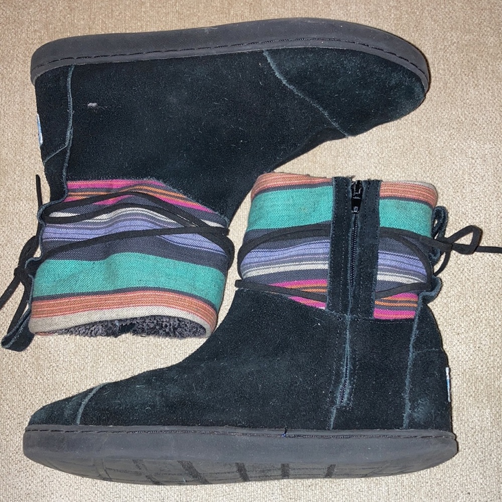 TOMS Big Kids Rubber Sole Faux Fur Lined Suede Zip up Fall Winter Boots Size 4